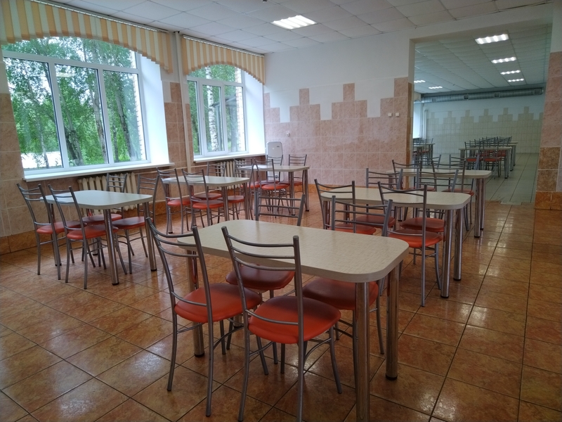 в столовой современная мебель